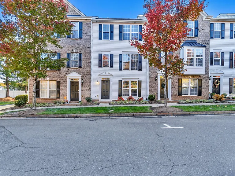 15744 Kensington Palace Ln — Photo 38