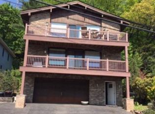 490 Undercliff Ave, Edgewater, NJ 07020