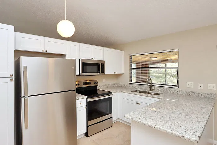 3 bed, 2.0 bath, 1519 sqft, $2,300 — Photo 3