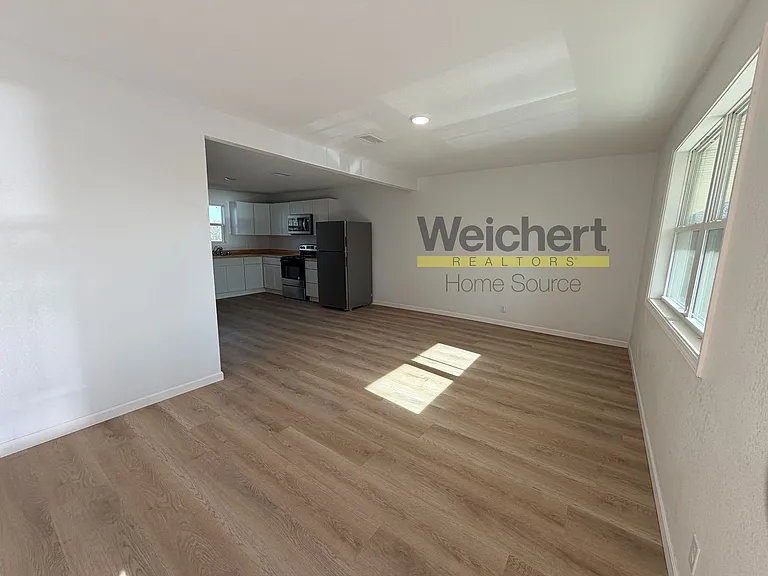 1205 W Hunt St — Photo 3