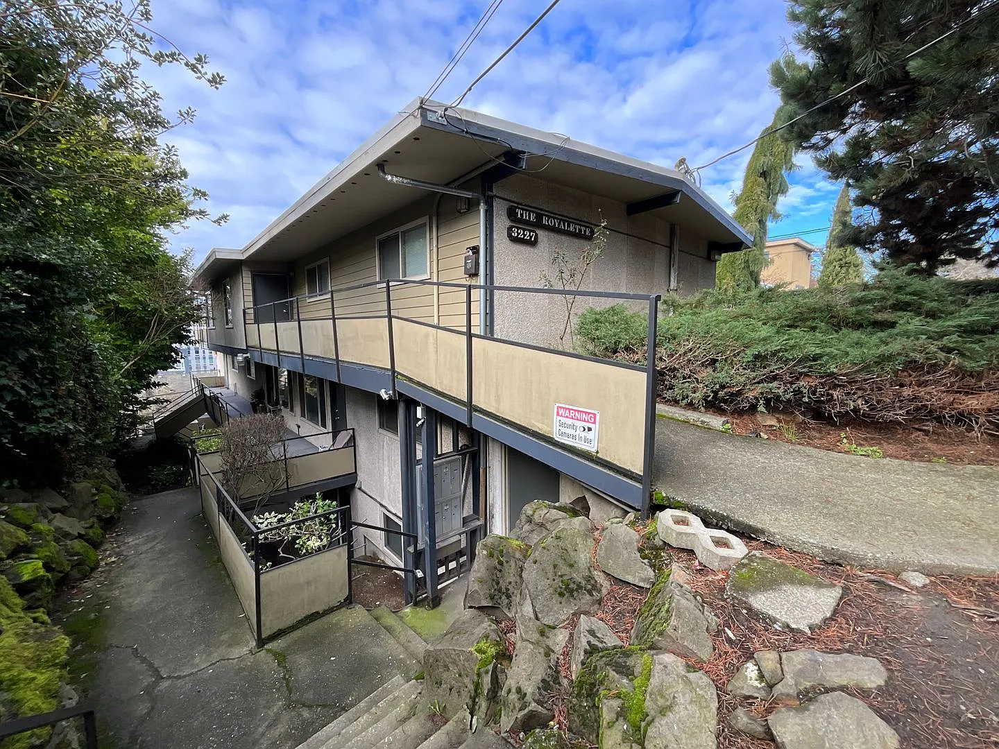 1 Bedroom 1 Bath with Walk-in Closet — Photo 2