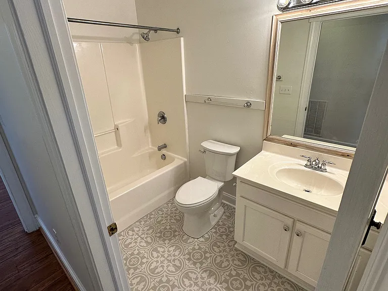 23 N Congress St #E — Photo 8