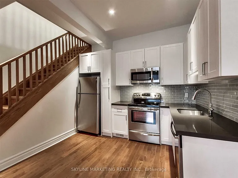 809 Dovercourt Rd #UPPER — Photo 11