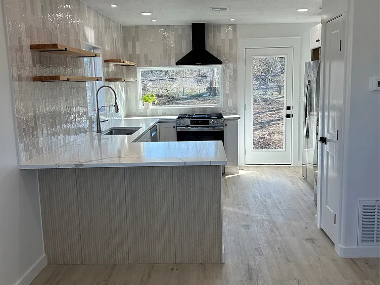 704 S Maryland Ave — Photo 4