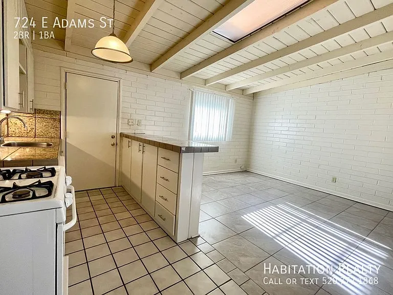 724 E Adams St — Photo 4