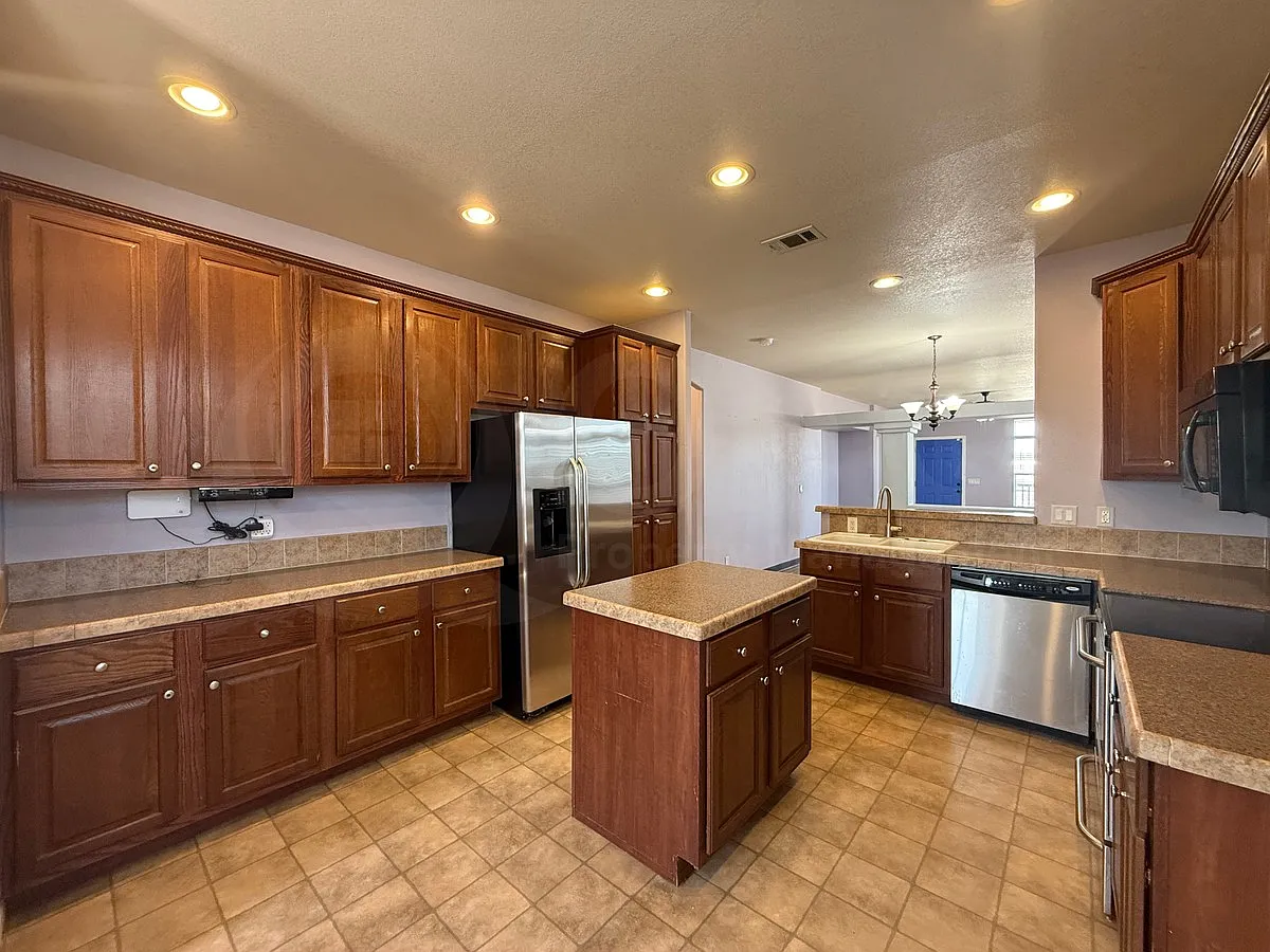 3 bed, 2.0 bath, 1792 sqft, $1,799 — Photo 4