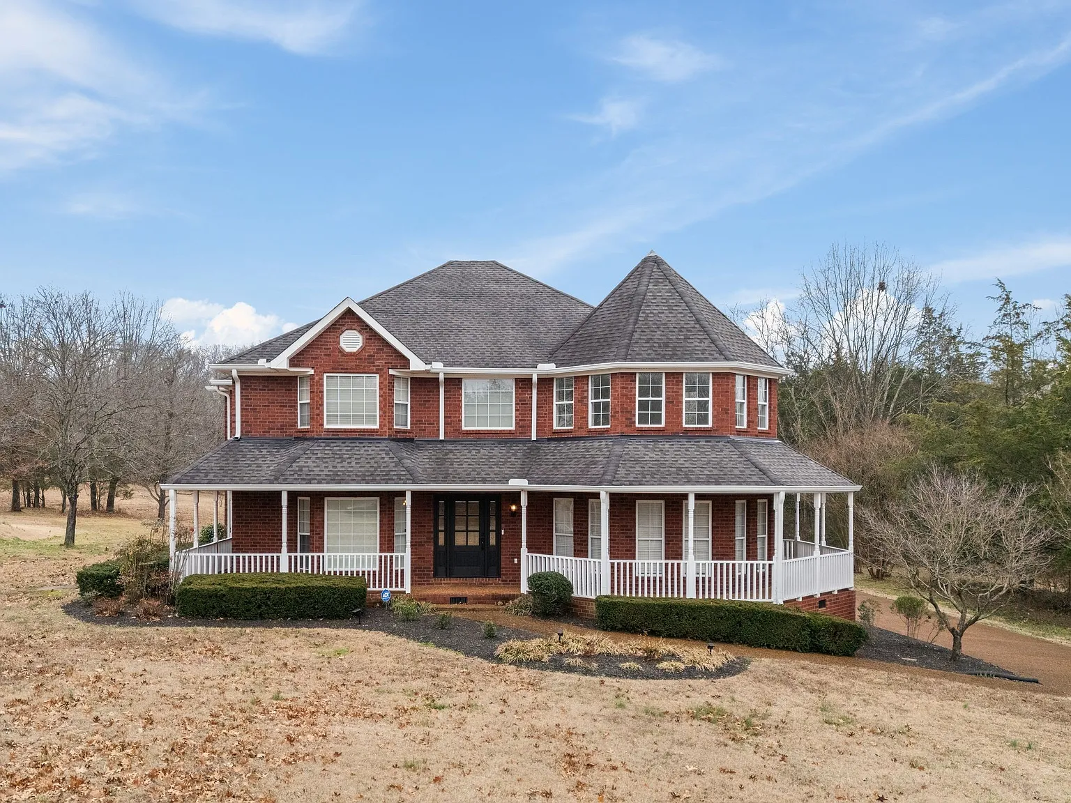 3 bed, 3.5 bath, 3750 sqft, $5,000 — Photo 1