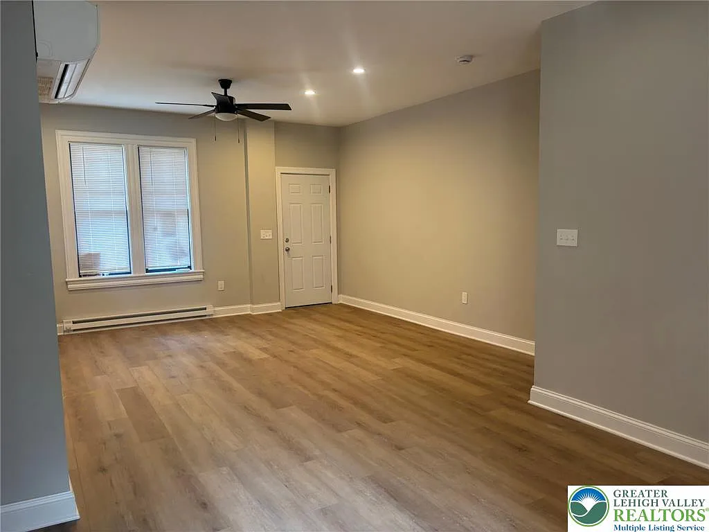 3 bed, 1.5 bath, 1383 sqft, $2,400 — Photo 2