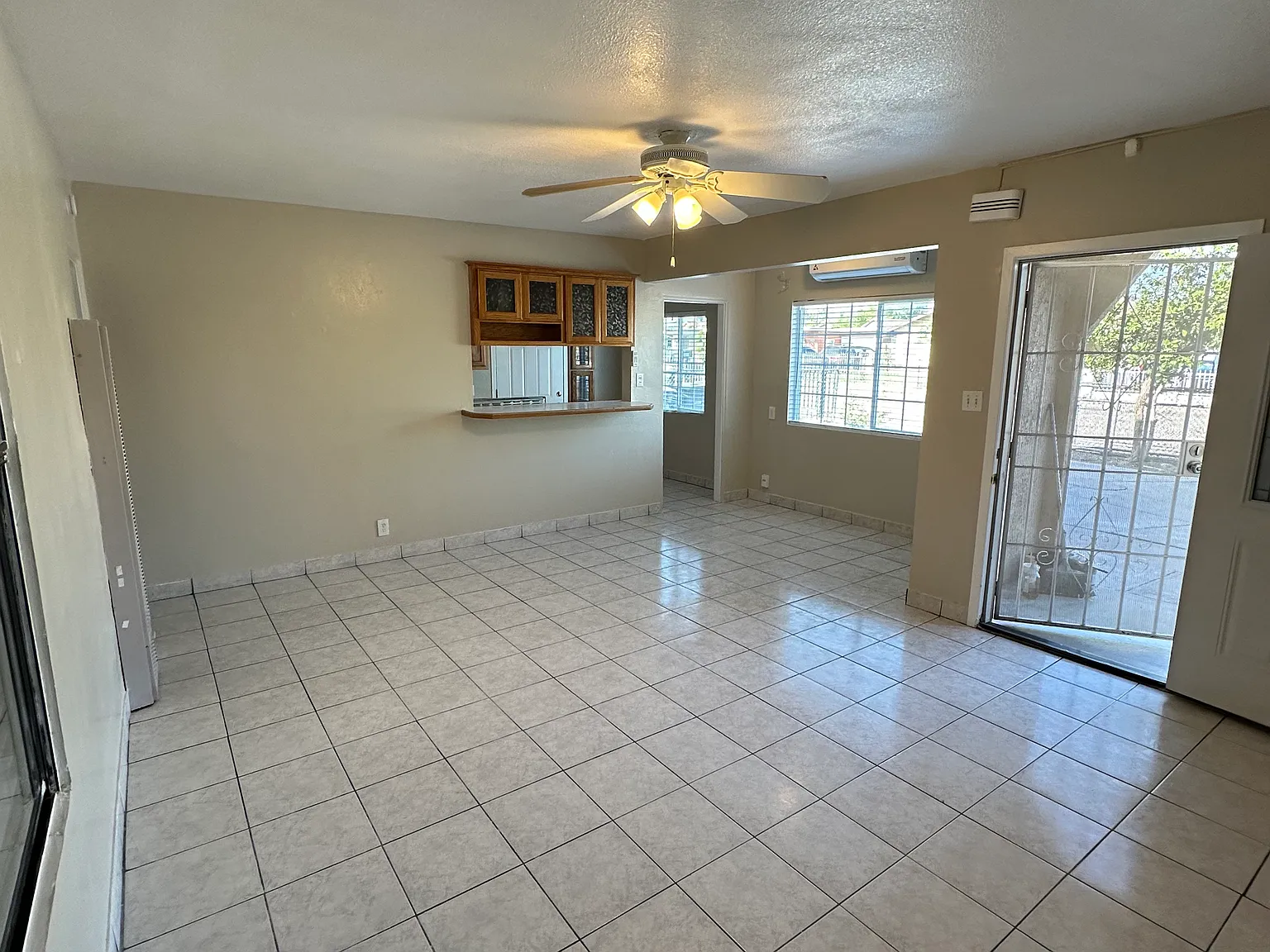 3 bed, 1200 sqft, $2,650 — Photo 2