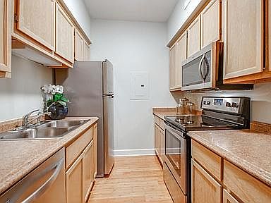Updated kitchen with Stainless appliances!