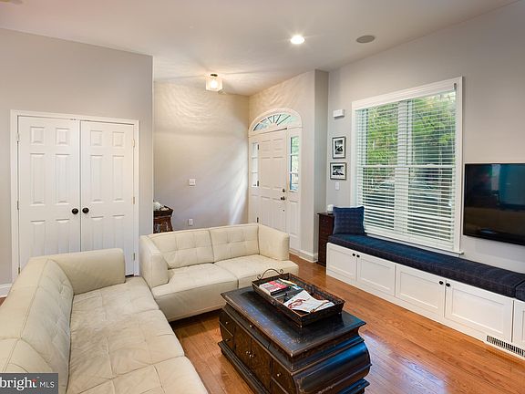 3rd image of 611 Catharine St Unit B
