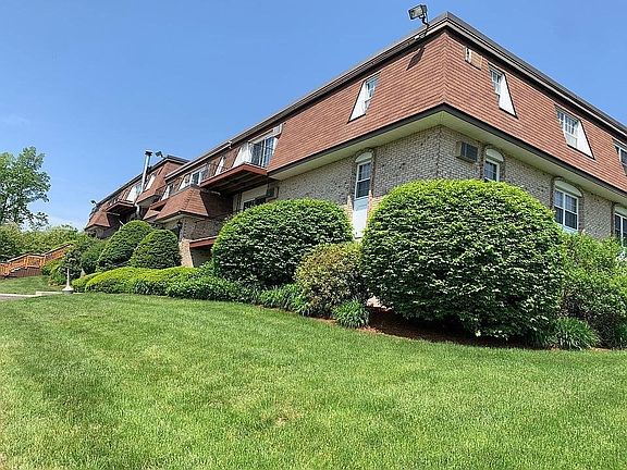 5th image of 18 Williamsburg Ct Unit 23