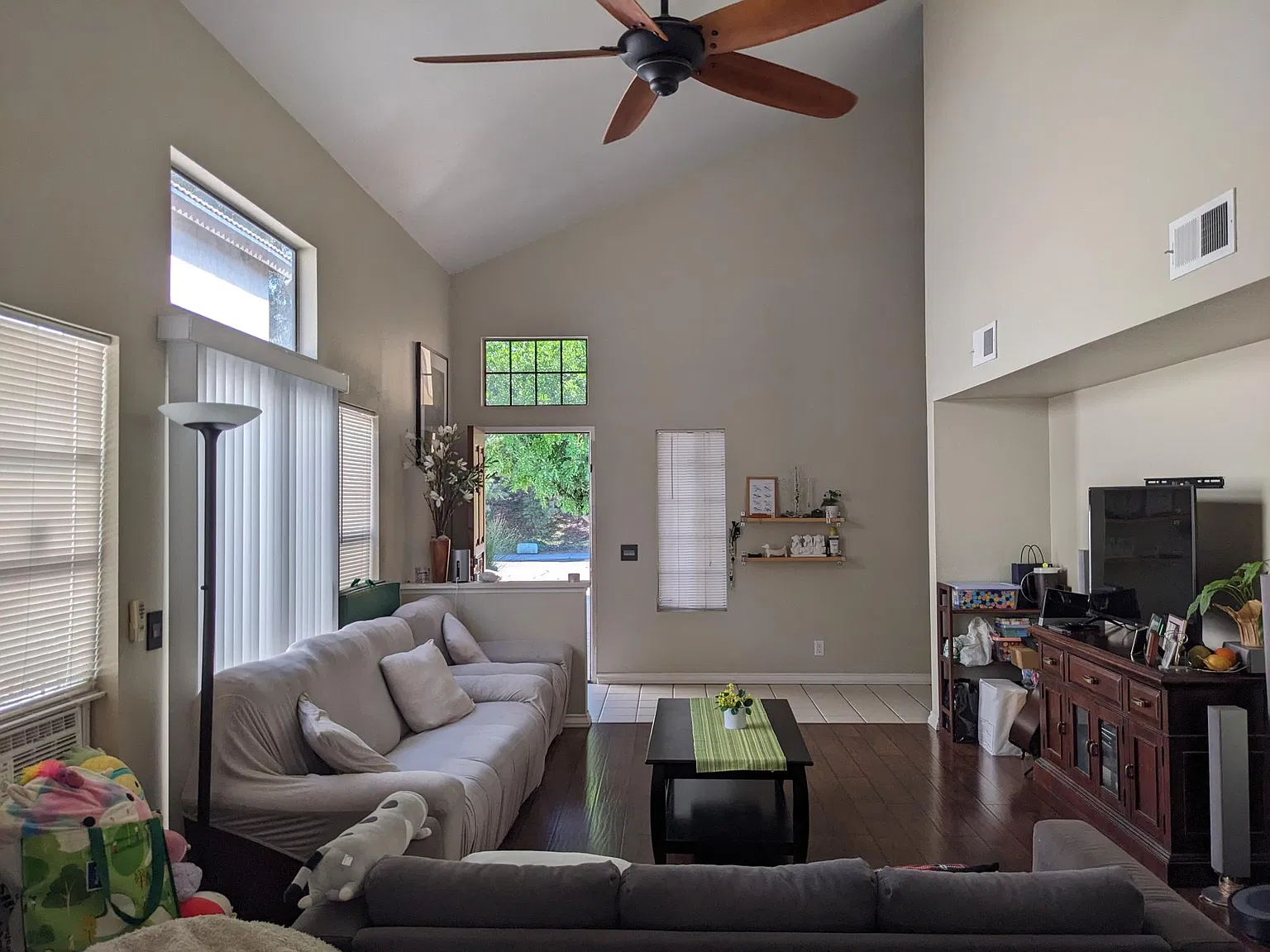 3 bed, 2.5 bath, 1638 sqft, $3,700 — Photo 2
