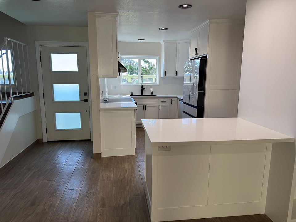 1st image of 568 Lomas Santa Fe Dr