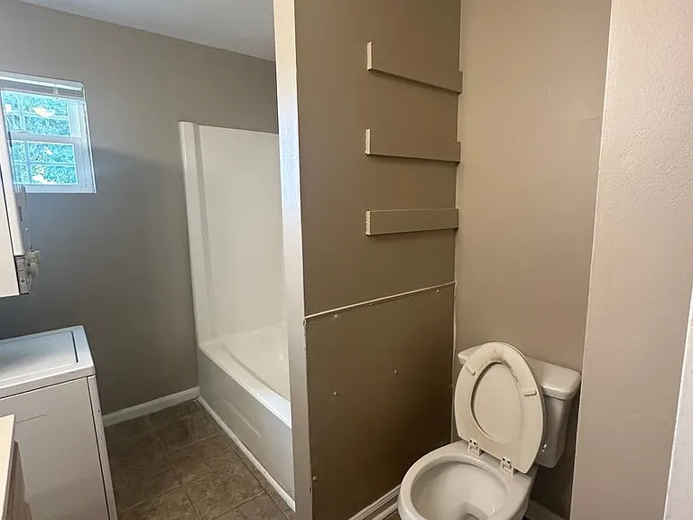 214 Lanier Dr — Photo 3