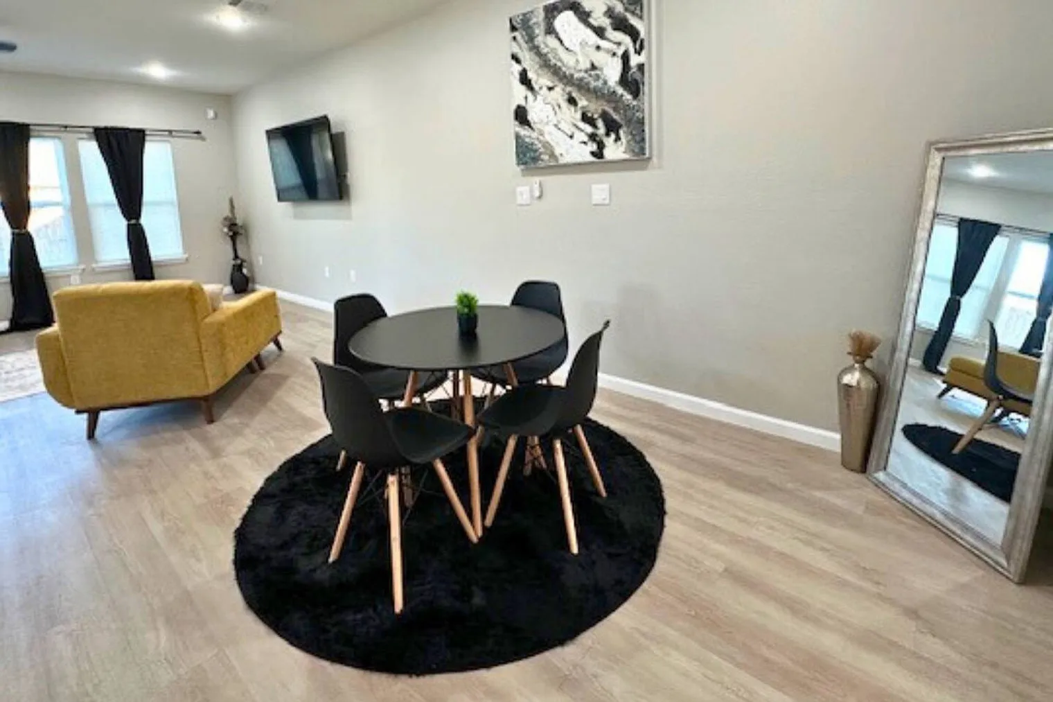 3 bed, 2.0 bath, 36597 sqft, $3,747 — Photo 3