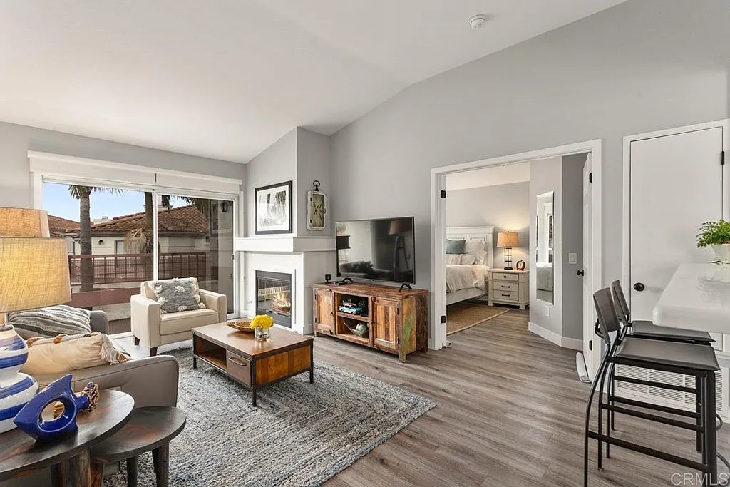 2 bed, 942 sqft, $3,150 — Photo 1