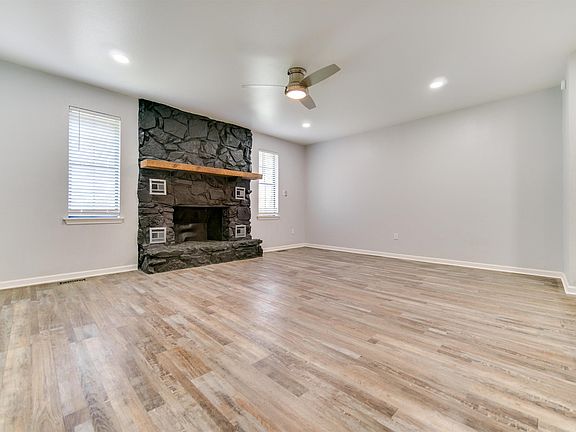 3rd image of 27 Foxboro Dr