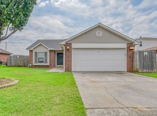 924 NW 19th St, Moore, OK 73160