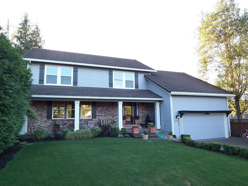 front view with flat front yard