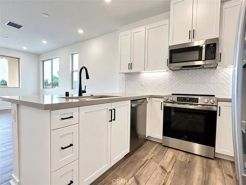 4 bed, 1729 sqft, $4,200 — Photo 1