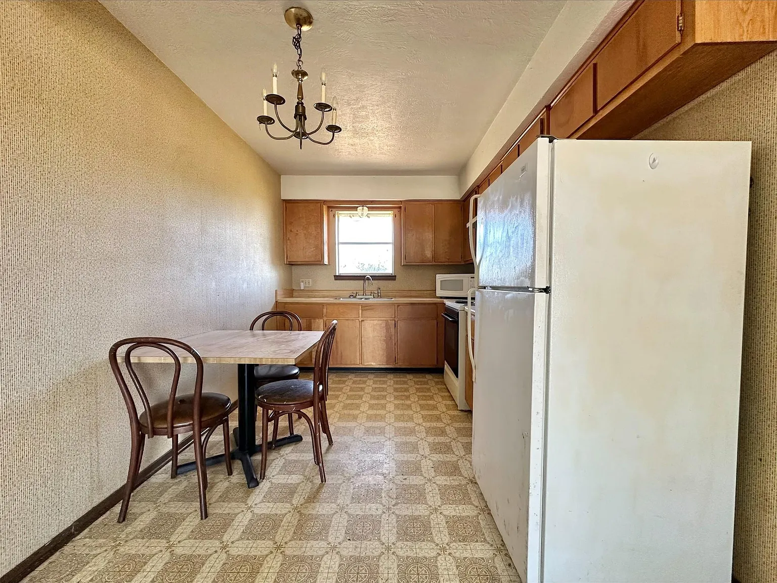 2 bed, 1.0 bath, 648 sqft, $800 — Photo 4
