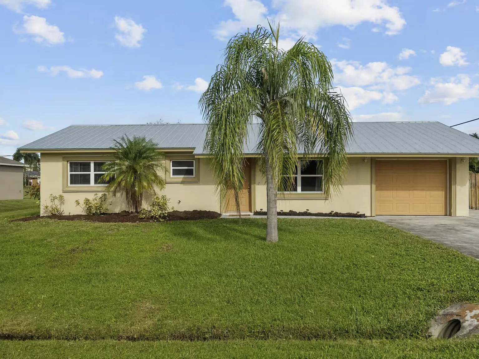 2 bed, 2.0 bath, 1040 sqft, $8,500 — Photo 2