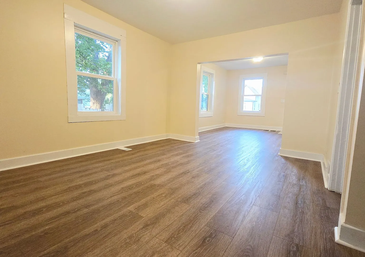Spacious 5 Bed 2 Bath House - Pet-Friendly — Photo 3