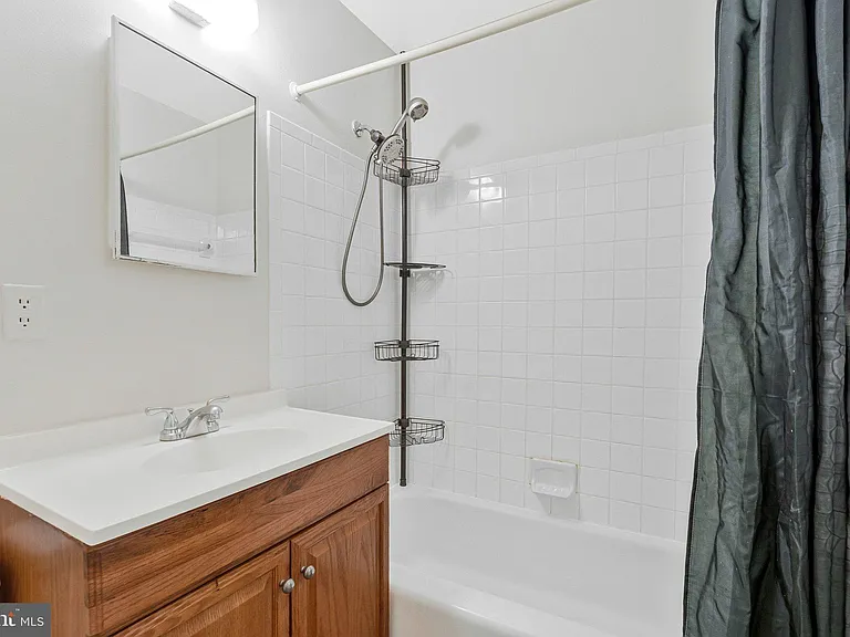 2202 Southgate Sq — Photo 5