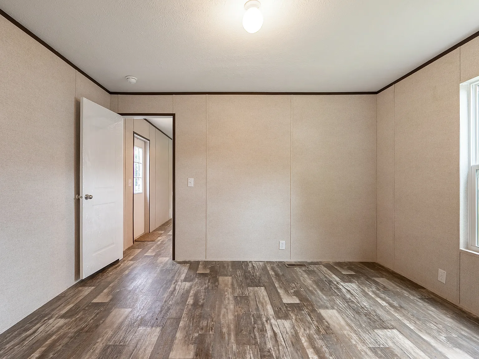 3 bed, 1000 sqft, $1,100 — Photo 4
