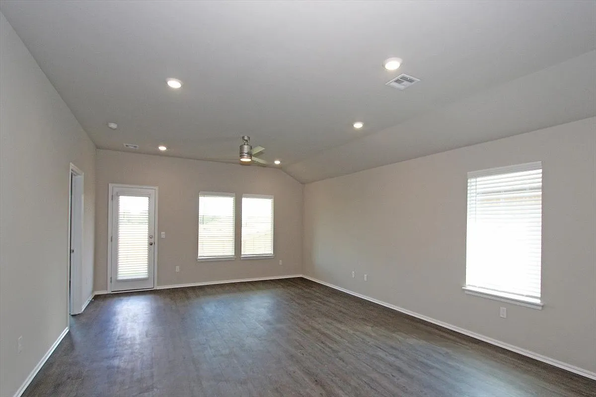 4 bed, 1614 sqft, $2,150 — Photo 2