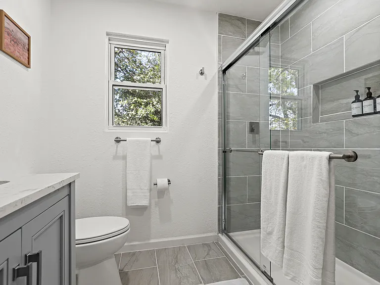 623 W Elmira St — Photo 36