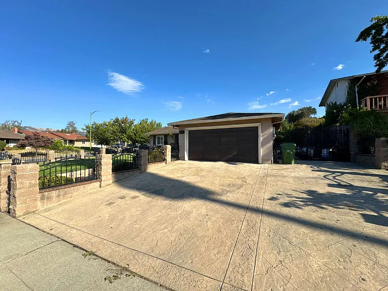 2494 Lone Oak Dr — Photo 4