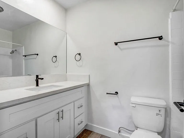 Arch Apartments — Photo 18