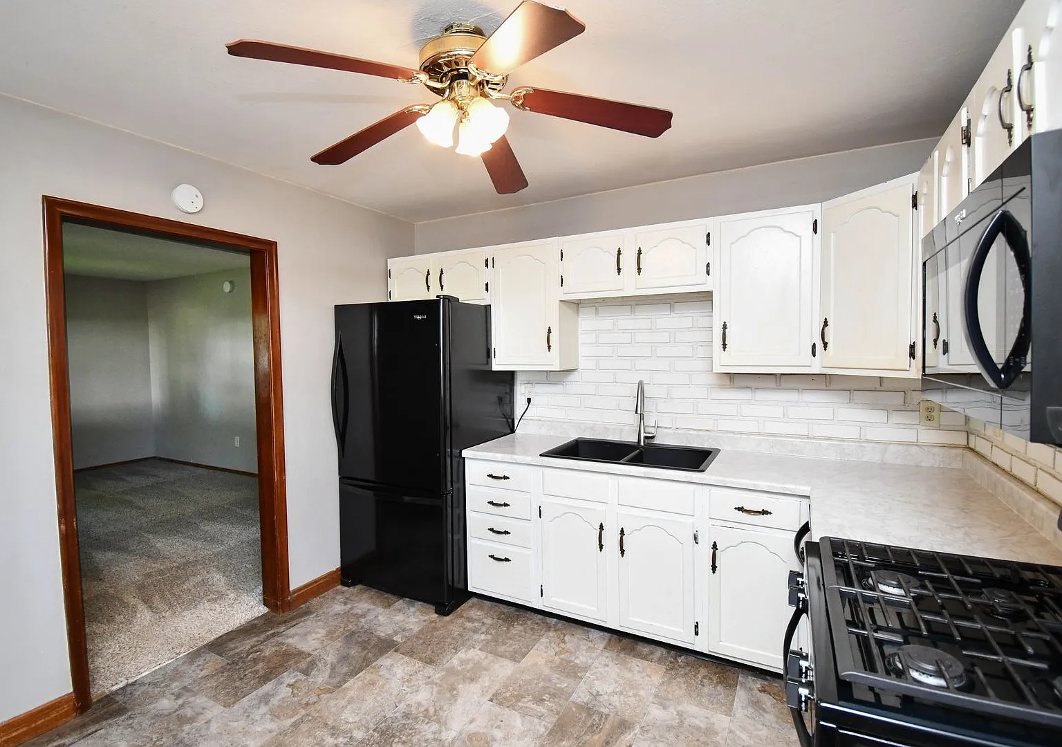 Charming 3-Bedroom Single Family Home Pet Friendly! — Photo 3