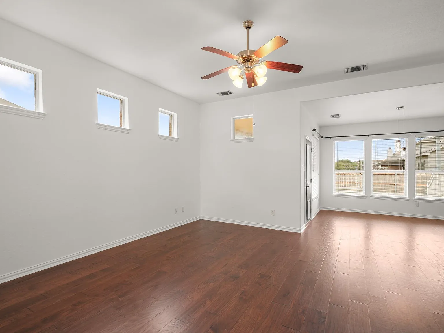3 bed, 2.5 bath, 2106 sqft, $2,400 — Photo 4