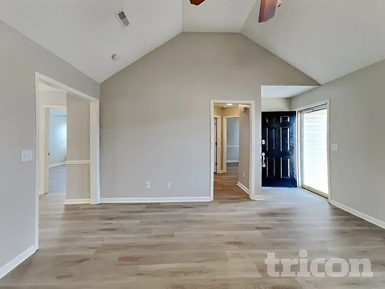 2121 Montgomery Ln — Photo 5