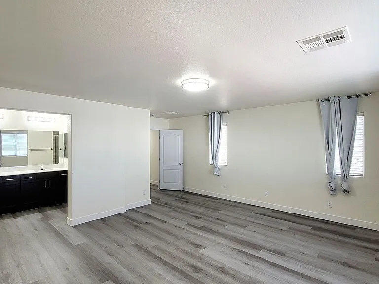 8518 Genesee Ct — Photo 15