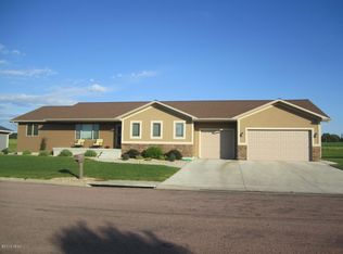 2055 Palisades Ln NE, Watertown, SD 57201