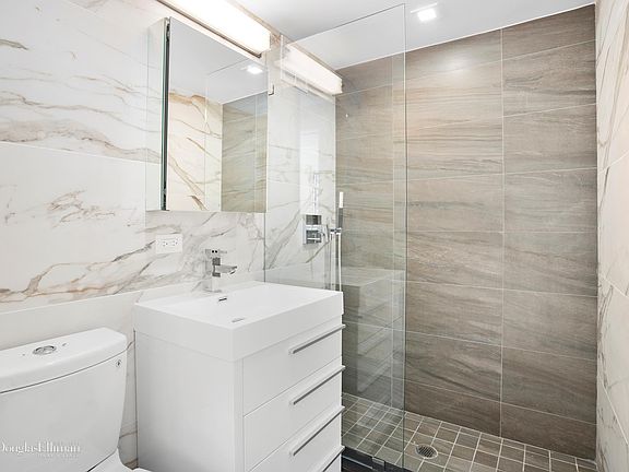 5th image of 312 E 42nd St #2612