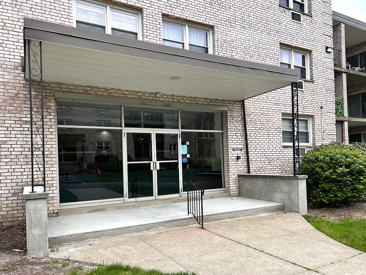 Building Photo - 300 Meadowside Rd #202