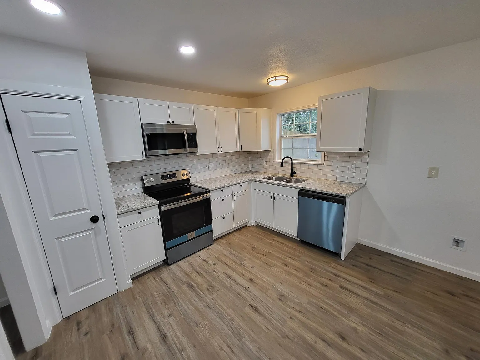 3 bed, 2.5 bath, 1988 sqft, $1,685 — Photo 3
