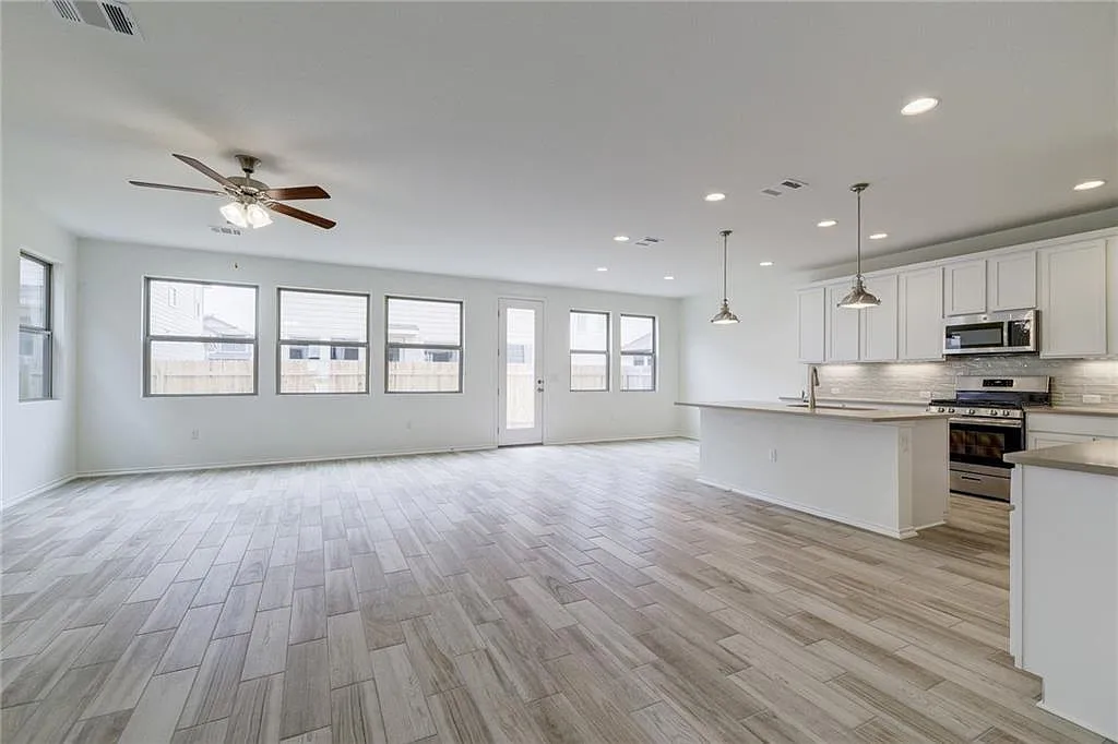 3 bed, 2.5 bath, 2211 sqft, $2,590 — Photo 2