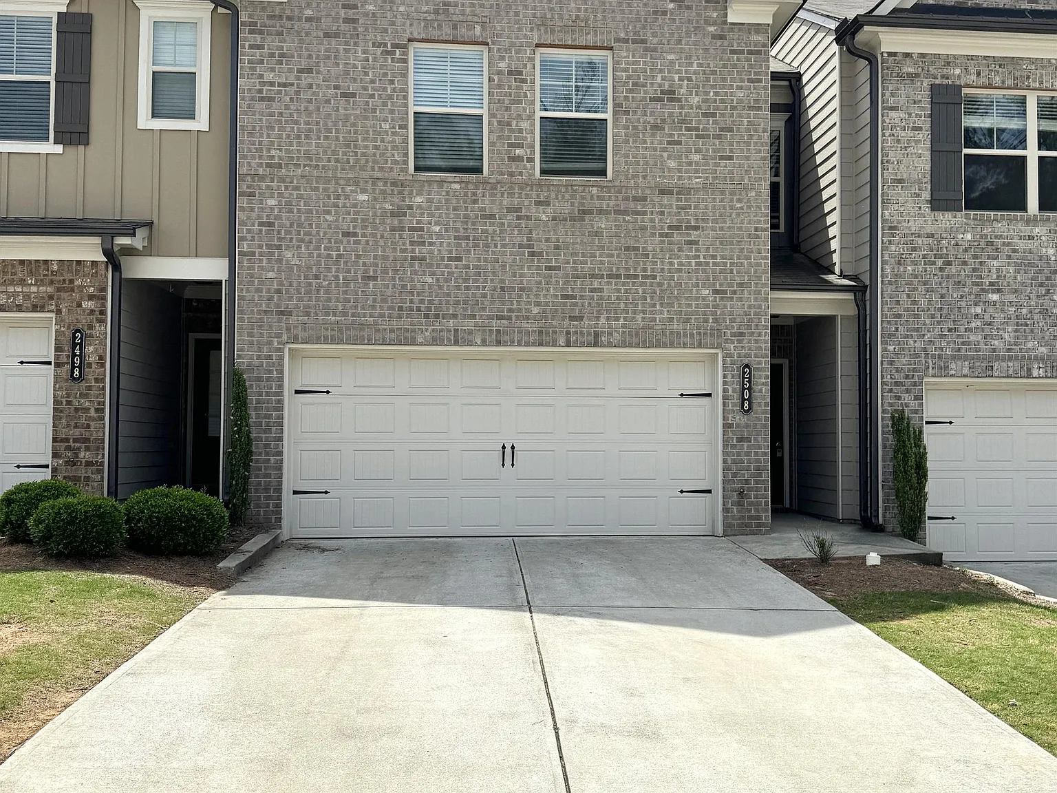 3 bed, 2.5 bath, 1850 sqft, $2,300 — Photo 1