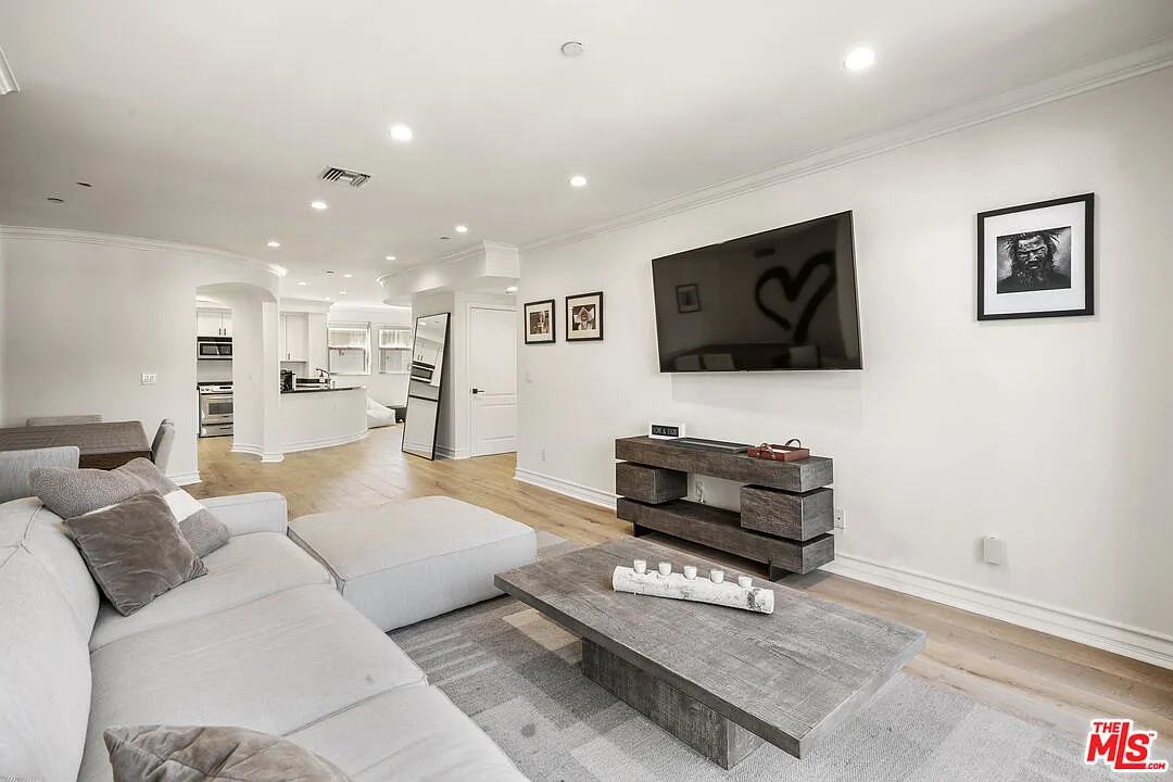 Building Photo - 122 N Clark Dr #405