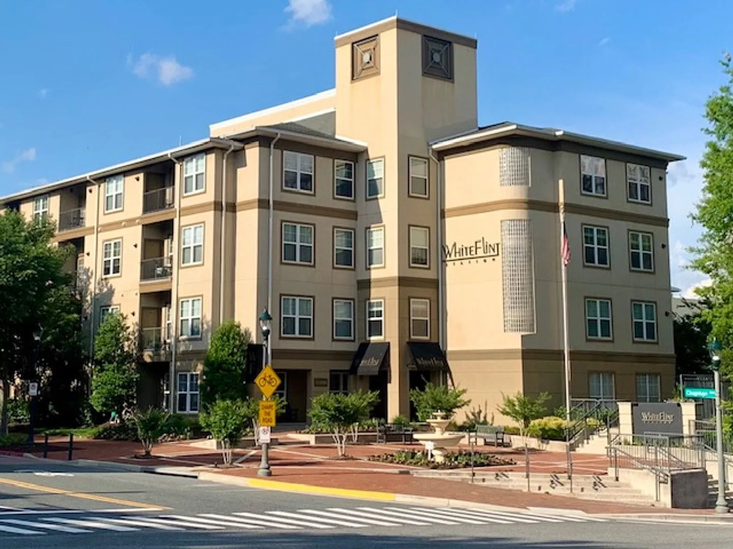 Location, location, location!! 1 BR 1 BA walk to metro and all amenities — Photo 1