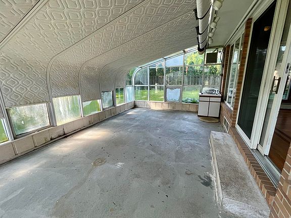 4th image of 2408 Lakeshore Dr
