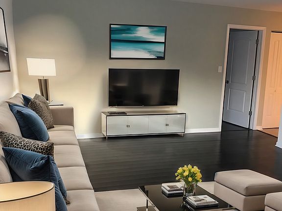 4th image of 2409 W Balmoral Ave APT 1B