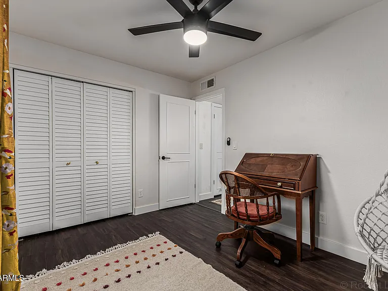 2200 N Los Altos Dr — Photo 28