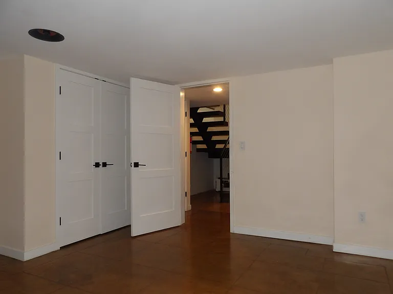 131 Montgomery St — Photo 23